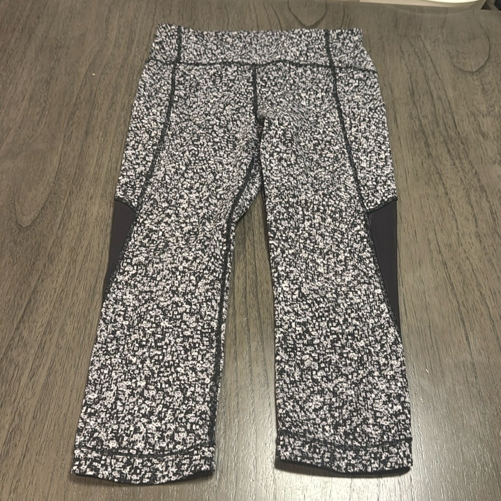 Lululemon Sole Training Crop Daisy Pants.